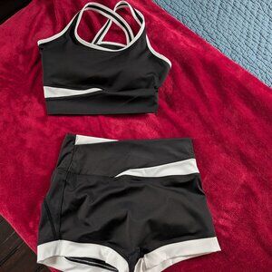 Fern Fitness Women's Contour Sports Bra Top Black and White Size Medium